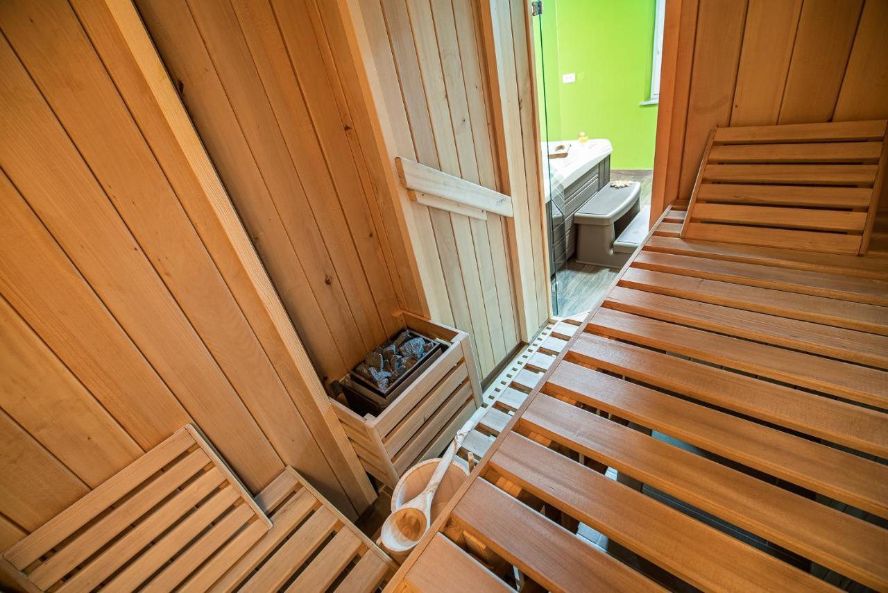 Holiday Home With Hot Tub And Sauna Sabina Rovte Exterior foto