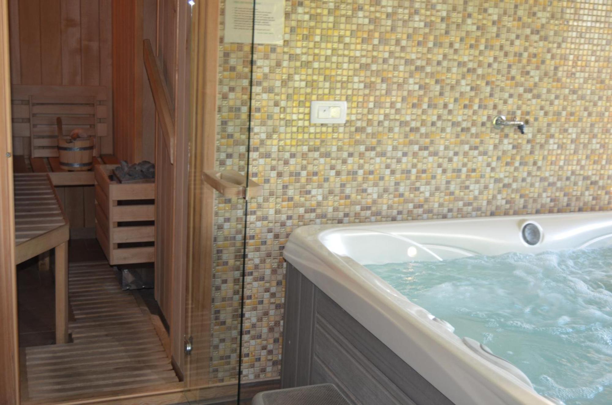Holiday Home With Hot Tub And Sauna Sabina Rovte Exterior foto